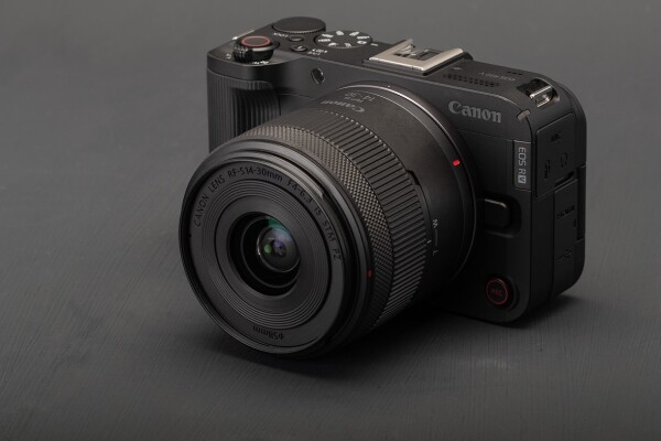 مقایسه Canon EOS R50 V و Sony ZV-E10 II: کدام یک بهترین دوربین برای ولاگینگ است؟