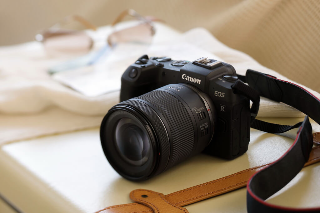 لنز Canon RF 24-105mm f/4-7.1 IS STM؛ زوم استاندارد همه‌کاره با توانایی ماکرو واقعی