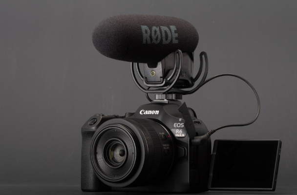 استودیوی تولید محتوا در خانه با بودجه کم؛ تجهیزات ضروری که واقعاً جواب می‌دهند