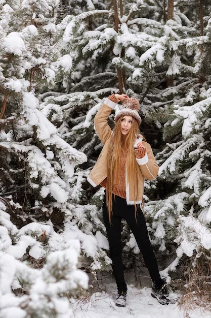 ژست ۱۱: تکیه دادن به درخت یا دیوار برفی