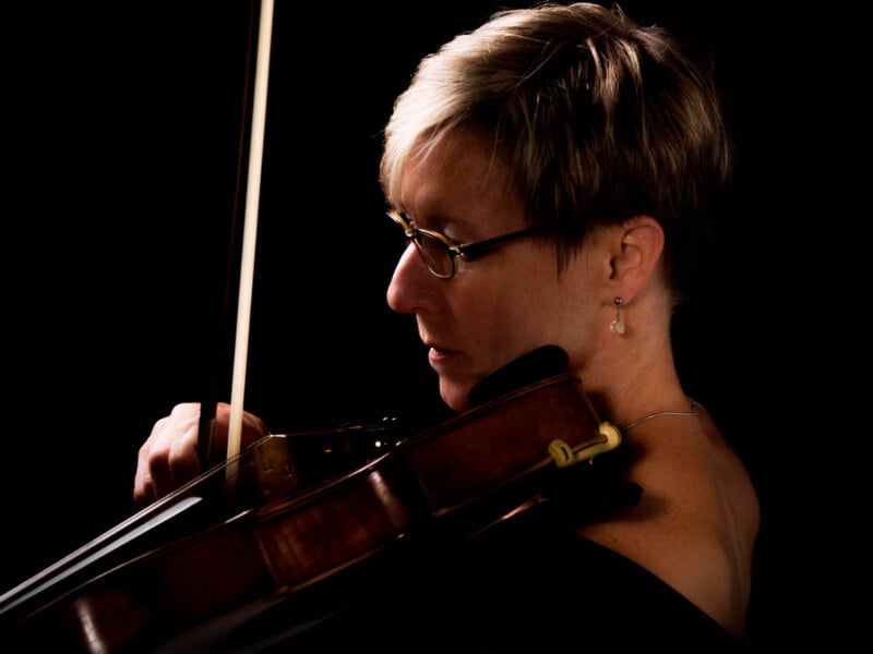 ریم لایت (Rim Lighting) چیست و چگونه در عکاسی پرتره از آن استفاده کنیم؟